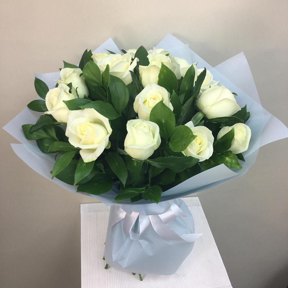 Букет 15 Белых роз Проуд в Починке