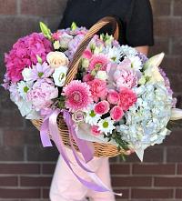 Композиция солнечный день в Починке Цветочная композиция из Розы, Хризантемы, Пионы и Лизиантусы в корзине в Починке