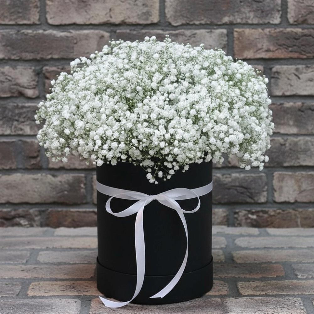 Цветочная композиция из Гипсофила в шляпной коробке в Починке