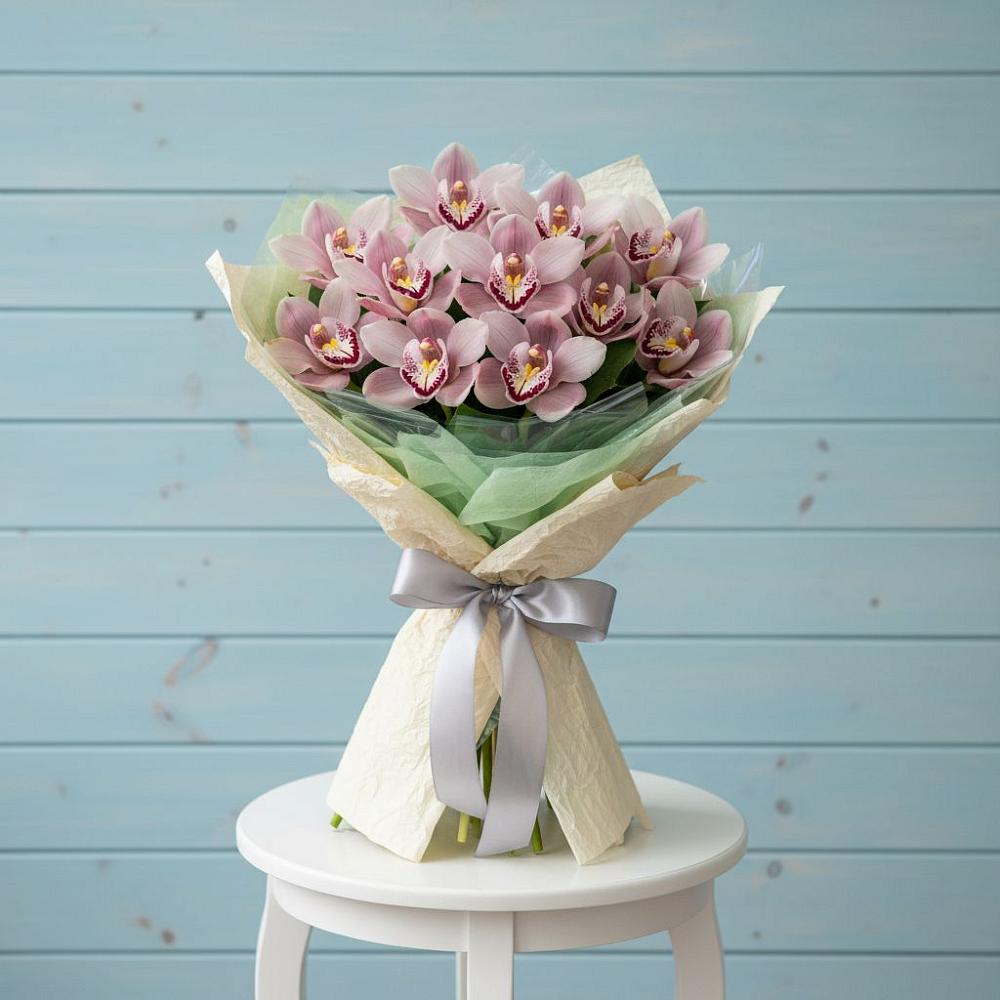 Букет цветов из: Орхидеи и Розы в Починке