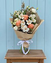 Букет цветов из:  Альстромерии, Лизиантусы, Розы и Хризантемы в Починке