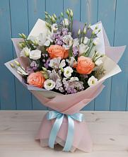 Букет цветов из:  Лизиантусы, Розы, Альстромерии и Гипсофила в Починке