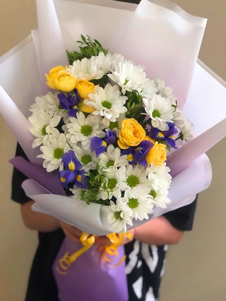 Букет цветов из: Ирисы, Хризантемы и Розы в Починке