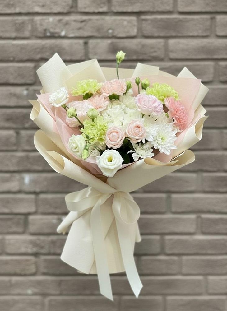 Букет цветов из: Гвоздики, Розы, Лизиантусы и Хризантемы в Починке