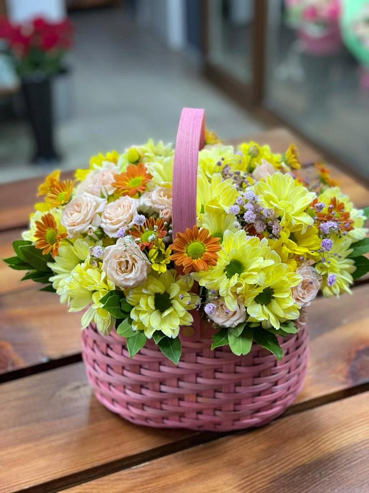 Цветочная композиция из Хризантемы и Розы в корзине в Починке