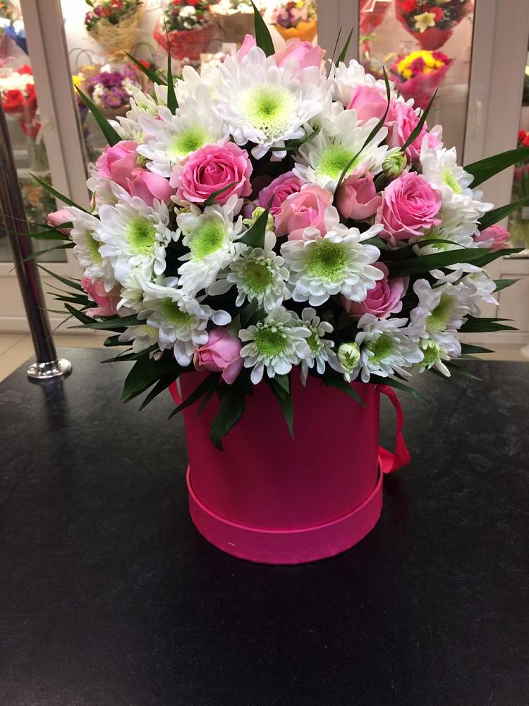 Цветочная композиция из Розы и Хризантемы в шляпной коробке в Починке