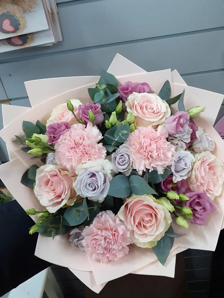 Букет цветов из: Розы, Гвоздики и Лизиантусы в Починке