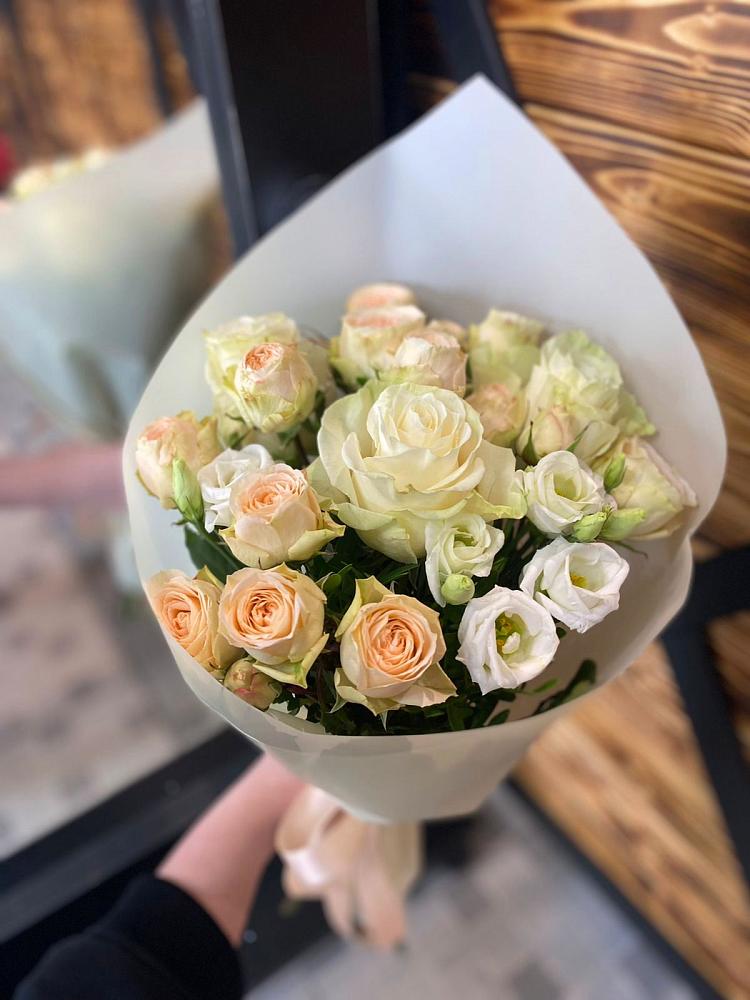 Букет цветов из: Розы и Лизиантусы в Починке